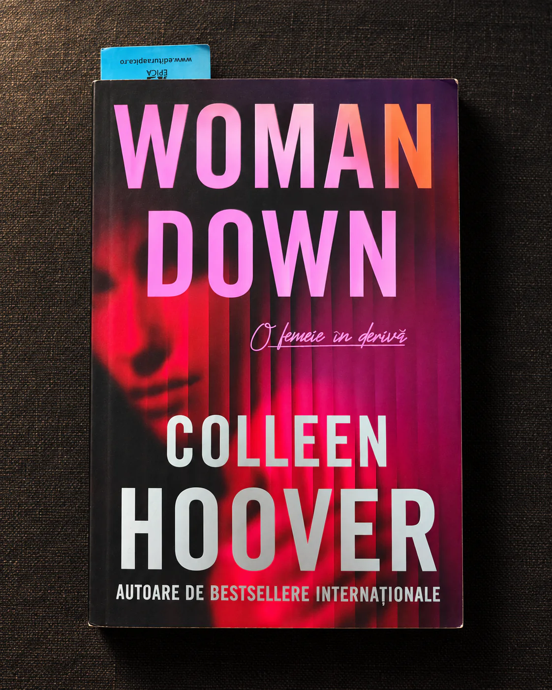 Coperta cărții Woman Down. O femeie în derivă de Colleen Hoover