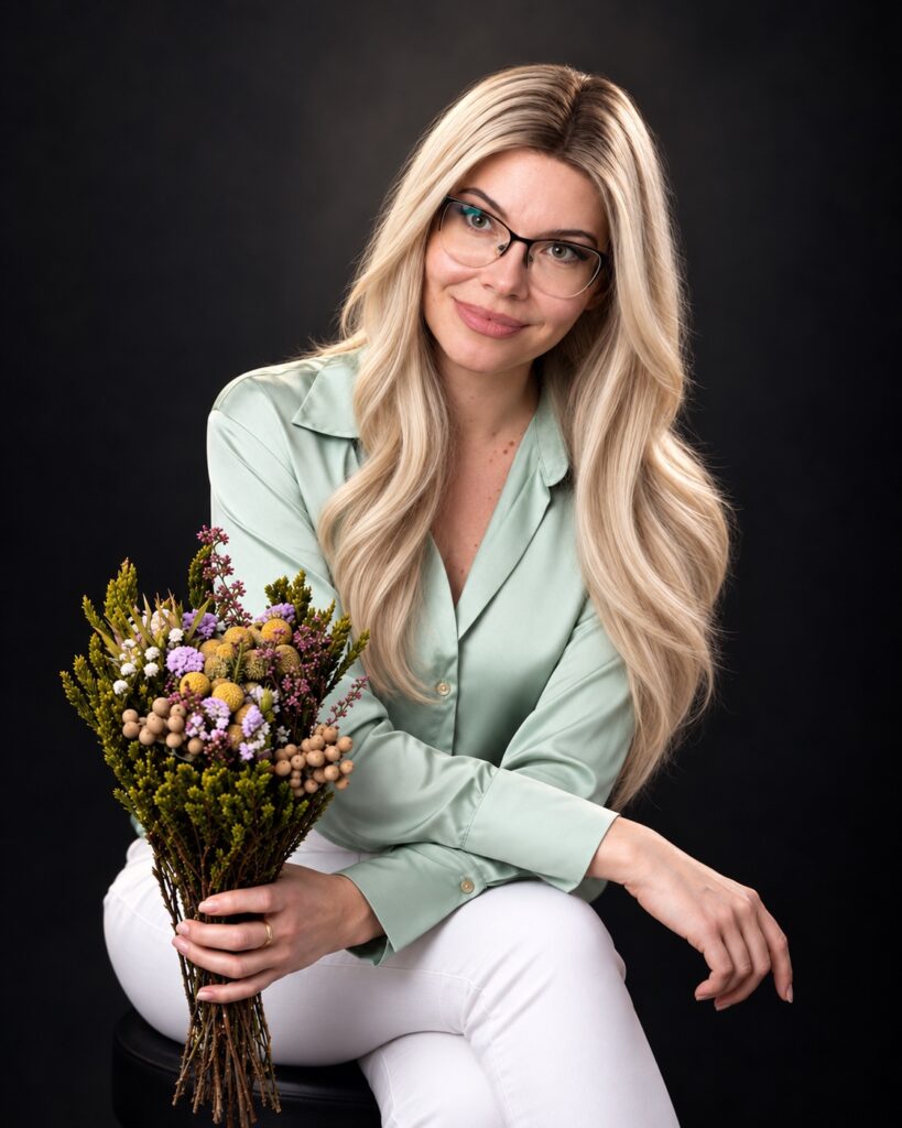 Ioana Dosinescu ținând un buchet într-un portret editorial