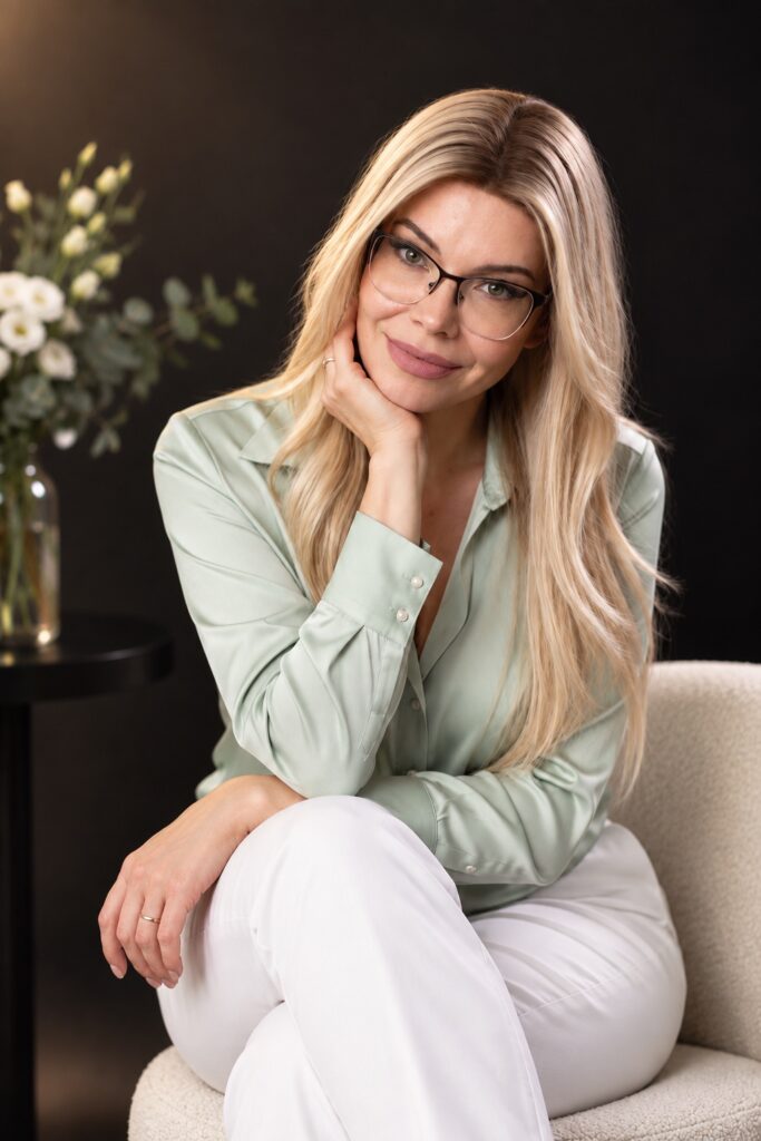 Portret editorial Ioana Dosinescu în ținută verde mint